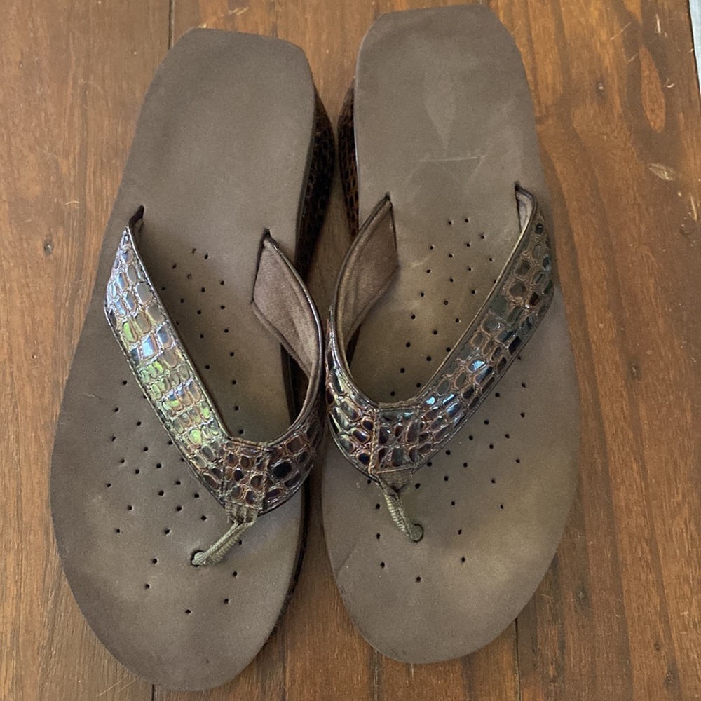 Volatile Women's Island Wedge Sandal with Embossed Crocodile sz9
